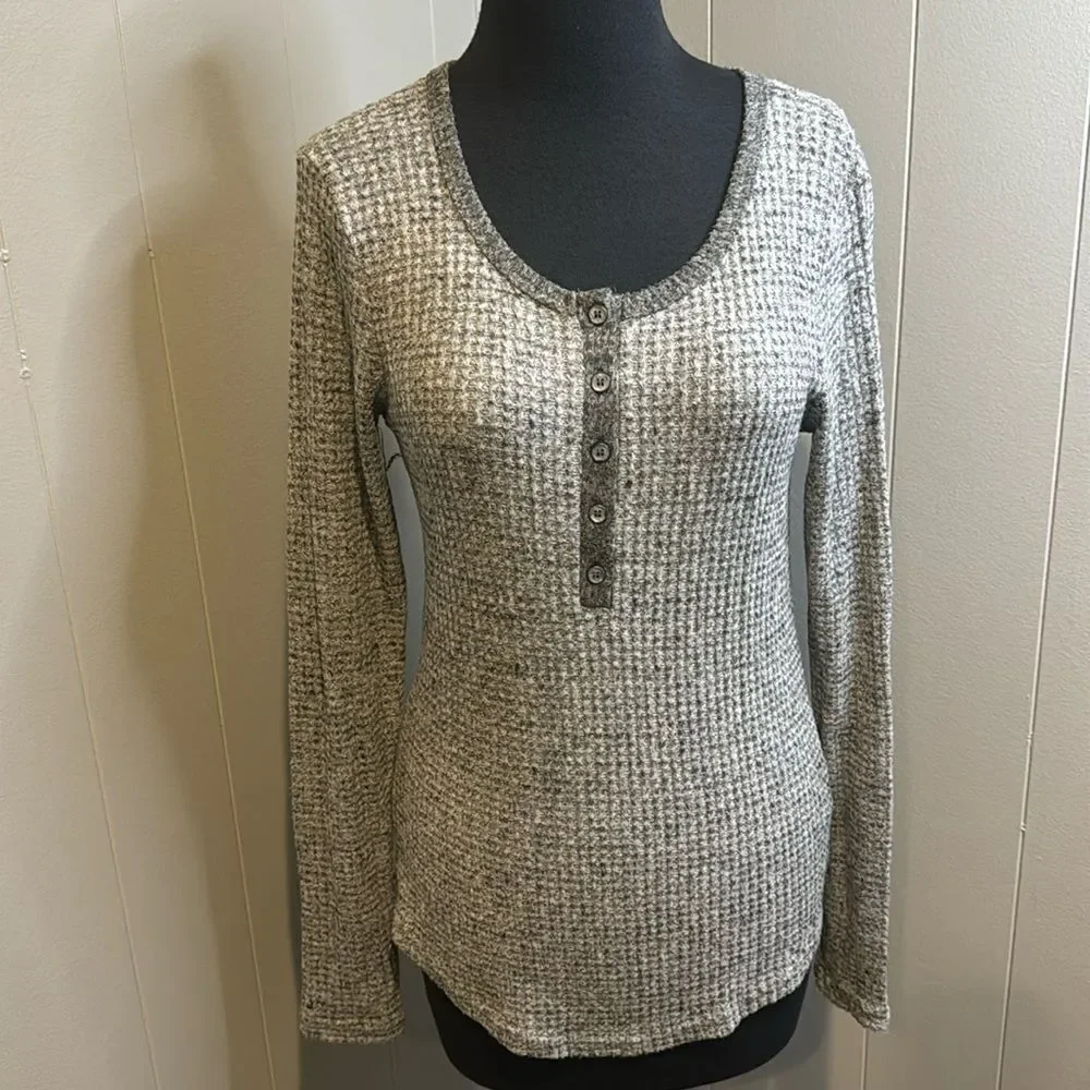 Mystree heather gray super soft & stretchy thermal scoop neck henley. Small.